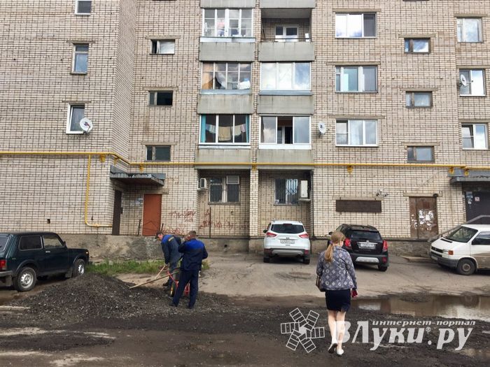 Великолучан беспокоит озеро во дворе дома (ФОТО)