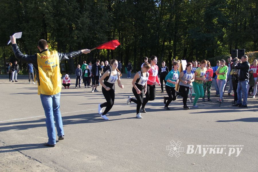 Легкоатлетический осенний кросс прошел в Великих Луках (фоторепортаж)