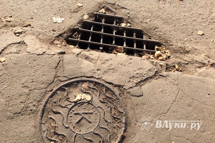 Ливневый колодец в центре Великих Лук приобрел новую «одежку»