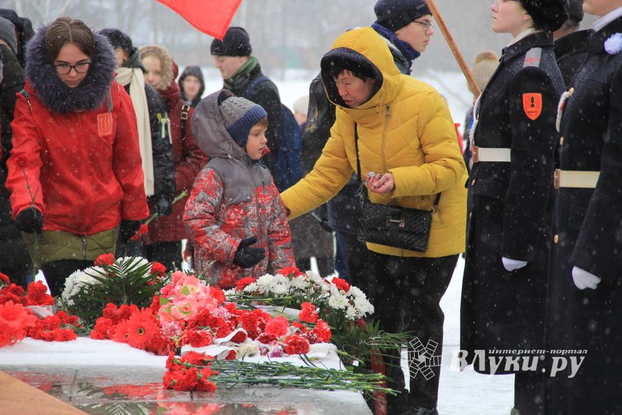 В Аллее Героев в Великих Луках прошёл Торжественный митинг  (ФОТО)