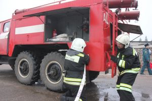 Великолукские пожарные вернулись с соревнований по пожарному биатлону с «бронзой» (фото)