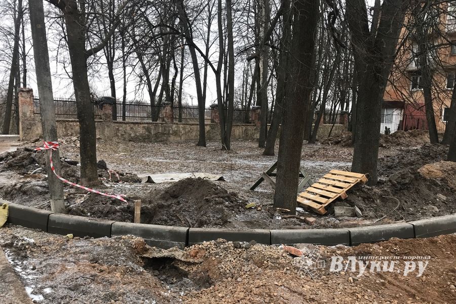 В Великих Луках приводят в порядок территорию Хирургического корпуса больницы (ФОТО)