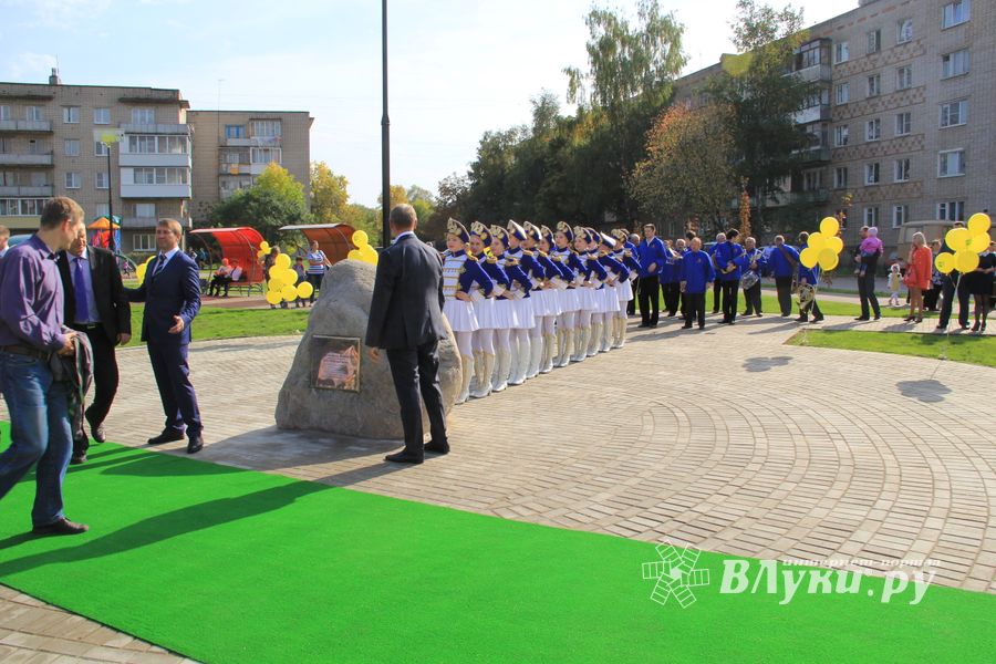 В Великих Луких благоустроили сквер на ул. Жукова (фото)