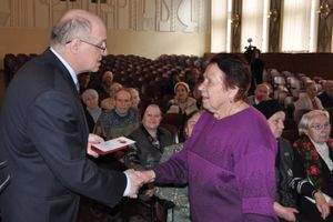 Первый заместитель главы города С. Г. Гусев вручил ветеранам юбилейные медали (фото)