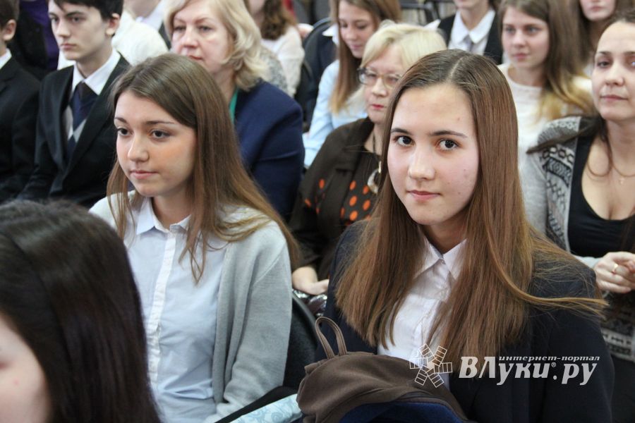 В Великих Луках наградили самых умных школьников 