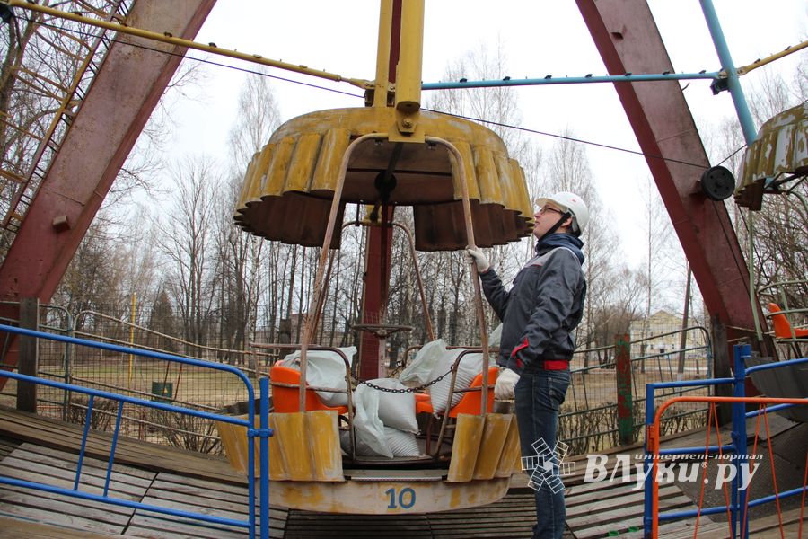 Аттракционы великолукского парка проверили на безопасность (ФОТО)