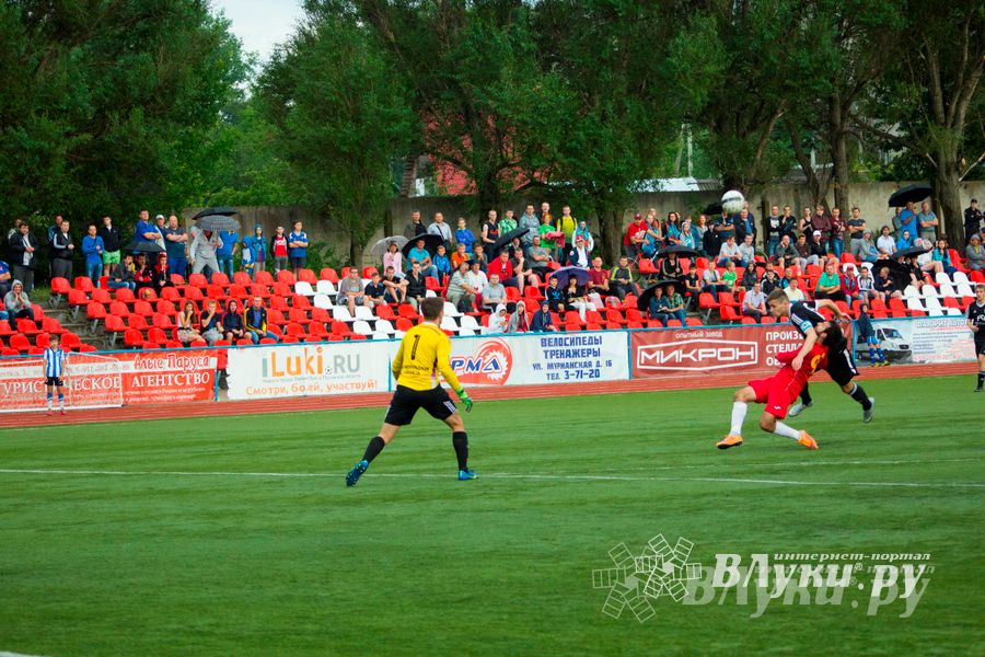 Матчи по футболу в рамках Первенства России проходят в Великих Луках (фото)