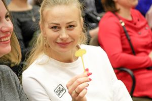 В Великих Луках поздравляют мам (ФОТО)