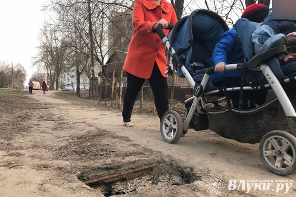 «Дырявый» мост на Винатовского-Тимирязева — ремонта ждать (ФОТО)