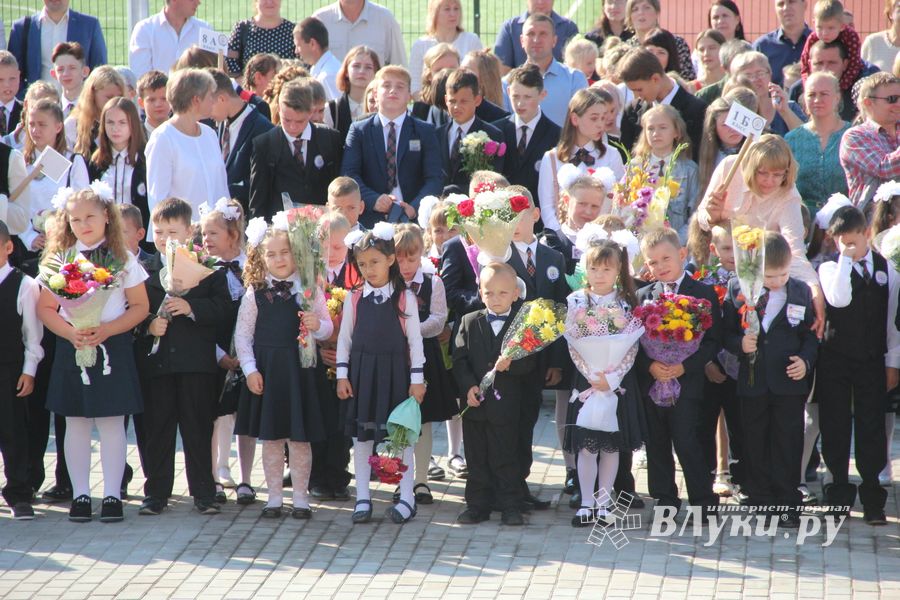 В Великих Луках торжественно встретили День знаний (ФОТО)