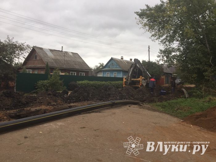 В Великих Луках ведутся работы по укладке газопровода — перекрыта дорога (ФОТО)