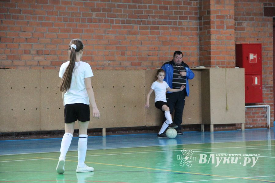 В Великих Луках прошел областной этап по мини-футболу среди девочек (фото)