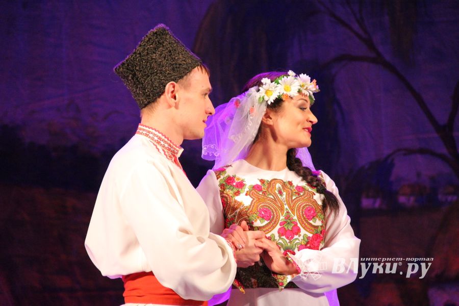 Кони стоят пьяные, хлопцы запряженные — в ГДК Ленина сыграли «Свадьбу в Малиновке» (ФОТО)