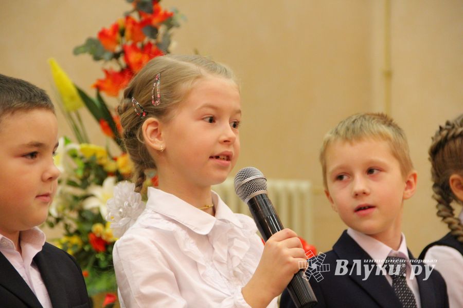 Зачем самых младших учеников 13-й школы испачкали мелом (ФОТО)