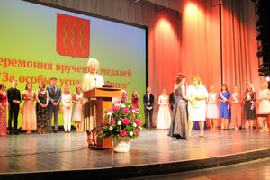 Великолукским выпускникам вручили медали «За особые успехи в учении» (ФОТО)