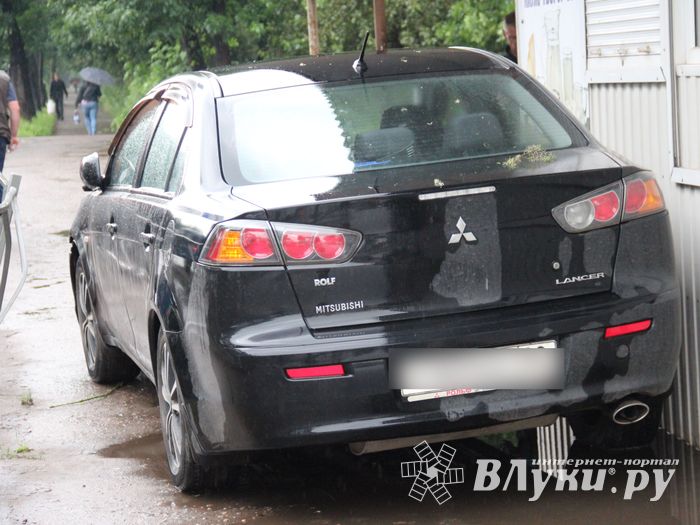 В Великих Луках автомобиль протаранил ограждение и «припарковался» на остановке (ФОТО)