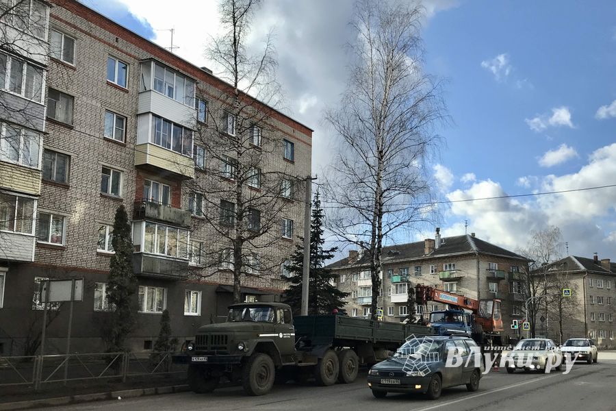 На проспекте Гагарина восстанавливают сбитые автомобилями столбы (ФОТО)