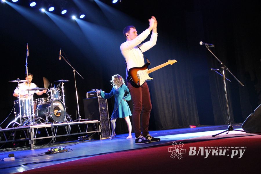 В Великих Луках состоялся концерт Юлии Савичевой (фото)