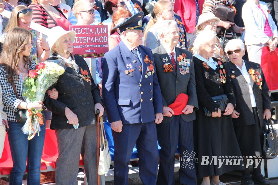 В Великих Луках прошел Парад Победы (ФОТО)