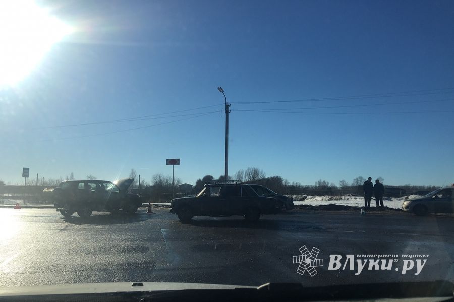 На Октябрьском произошло ДТП (ФОТО)