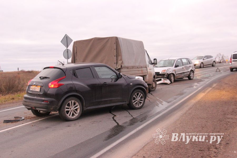 На выезде из Великих Лук произошло серьёзное ДТП (ФОТО)