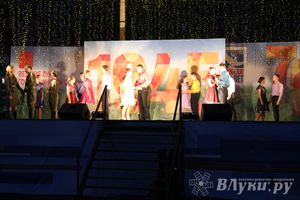 ​Праздничным концертом и салютом завершились празднования Дня Победы в Великих Луках (фото)