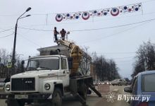 Фотофакт: городские службы вешают световые гирлянды