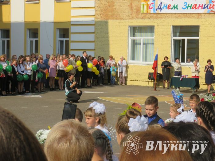 1 сентября в школах Великих Лук прошли Торжественные линейки (ФОТО)