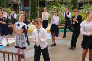 Танцевальный флешмоб в школе№13 в честь окончания начальной школы (ФОТО, ВИДЕО)