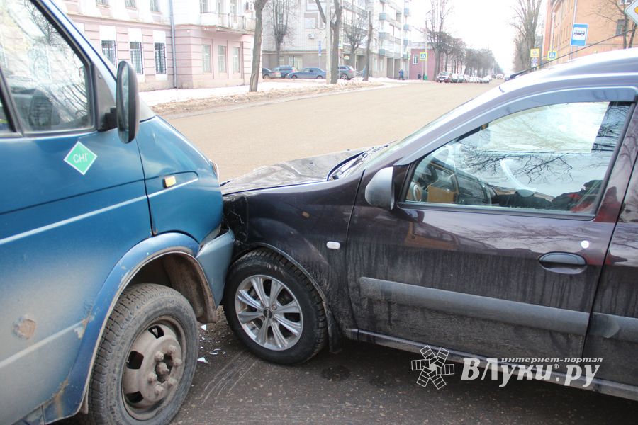 На ул. К.Либкнехта столкнулись «Лада» и «ГАЗель» (ФОТО)