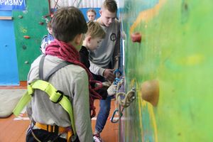 Великолукские школьники попрыгали по «кочкам»