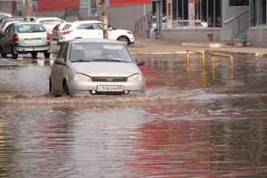 И плывем, и плаваем – Великие Луки после ливня (ФОТО)