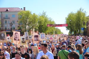 По центральному проспекту Великих Лук прошёл  «Бессмертный полк» (0+) (ФОТО)