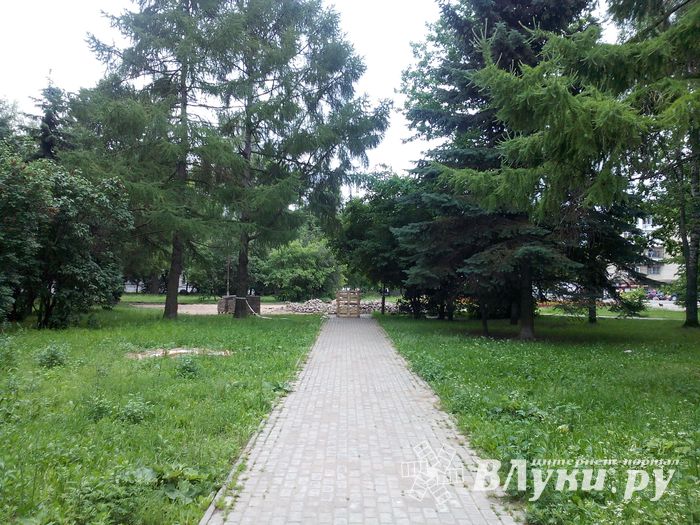 Карцево в Великих Луках мостят (ФОТО)