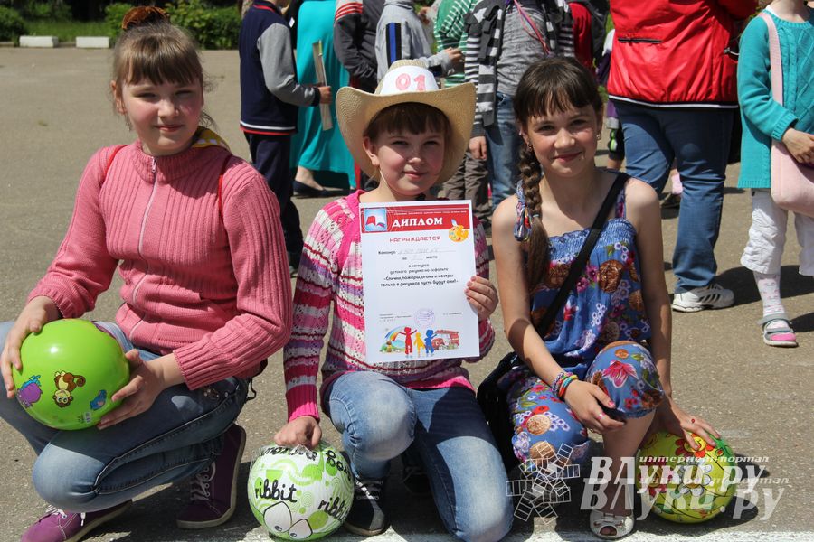 В Великих Луках прошел конкурс детских  рисунков на асфальте (фото)