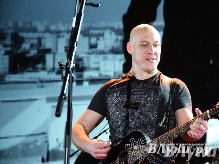 В Великих Луках состоялся концерт Дениса Майданова