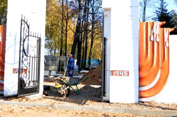 В Великих Луках ведутся работы по благоустройству воинского захоронения (фото)