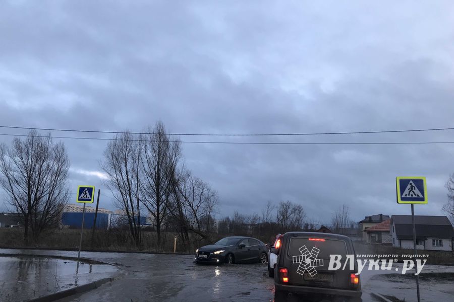 На улице Гражданской прорвало трубу (ФОТО; ВИДЕО)