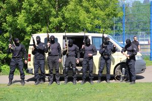 Спецназ «разгромил» на Дятлинке «банду»