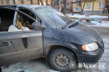 В Великих Луках подожгли автомобиль (фото)