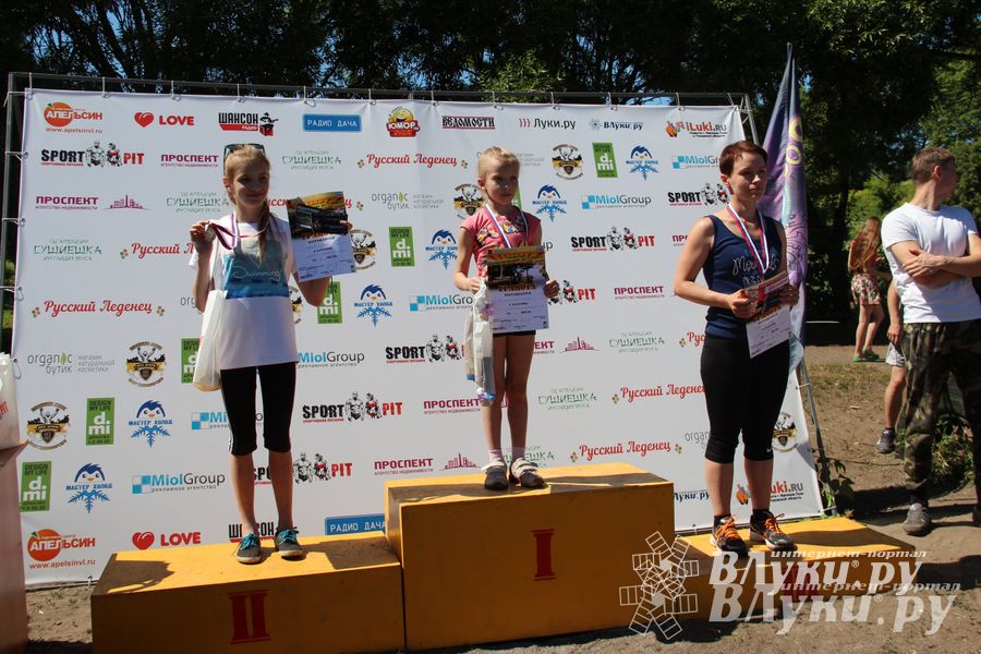 В Великих Луках состояли соревнования по подтягиванию на турнике (фото)