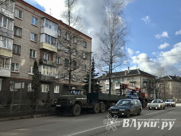 На проспекте Гагарина восстанавливают сбитые автомобилями столбы (ФОТО)