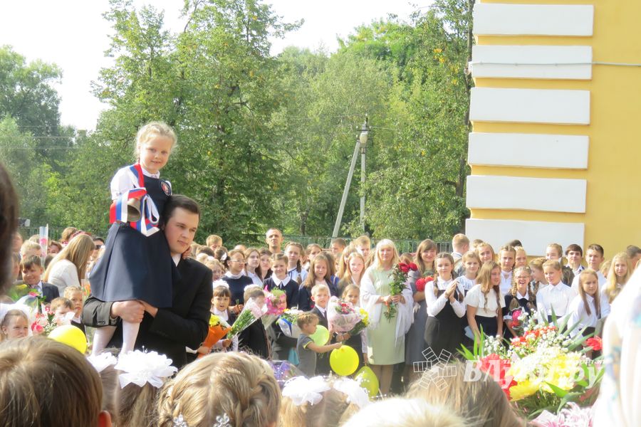 1 сентября в школах Великих Лук прошли Торжественные линейки (ФОТО)
