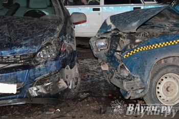 В Великих Луках столкнулись Опель и такси, есть пострадавшие (ФОТО)