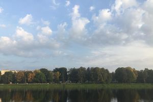 В центральном парке Великих Лук продолжаются ремонтные работы (фото)