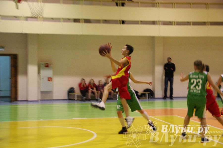 Интересный баскетбольный матч прошел в Великих Луках (фото)