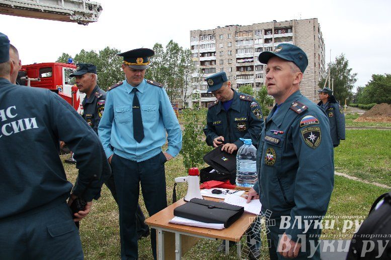 В Великих Луках прошли областные соревнования среди пожарных по спасению пострадавших