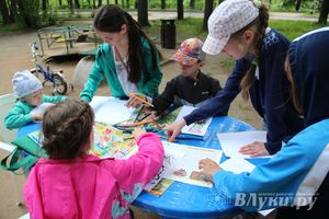 В Великих Луках прошел конкурс детских рисунков «Путешествие в страну сказок» (фото)