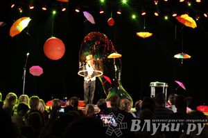 Шоу магических зонтиков и мыльных пузырей увидели юные великолучане