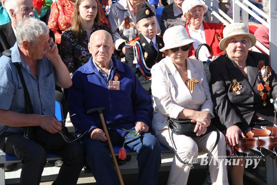 Парад в честь Дня Победы прошел в Великих Луках (ФОТО)